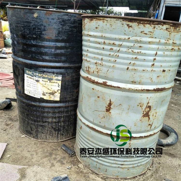 廢棄油漆桶隨意堆地上，賠13萬元修復生態環境(圖1)